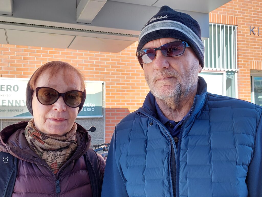 Nainen ja mies lähikuvassa. Heillä on aurinkolasit päässä.