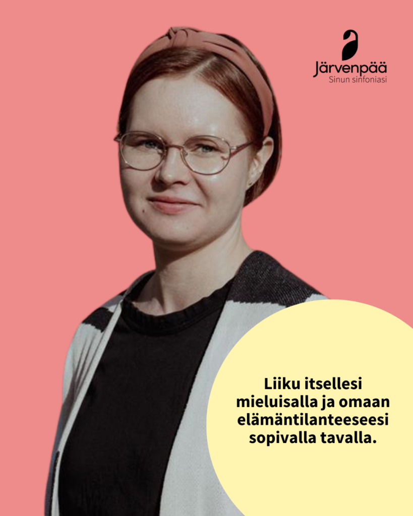 Silmälasipäinen nainen hymyilee kuvassa. Tekstipallukassa lukee: Liiku itsellesi mieluisalla ja omaan elämäntilanteeseesi sopivalla tavalla.