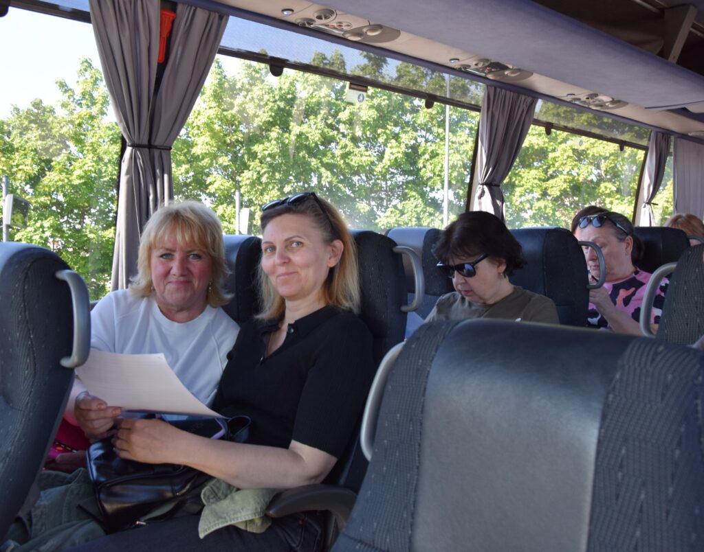 Ihmisiä istumassa bussin kyydissä.