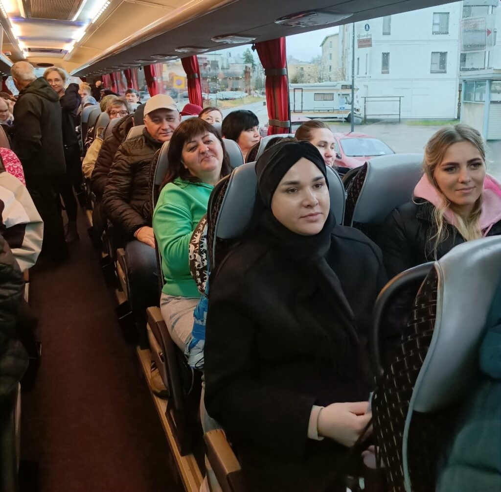 Ihmisiä istumassa linja-autossa.