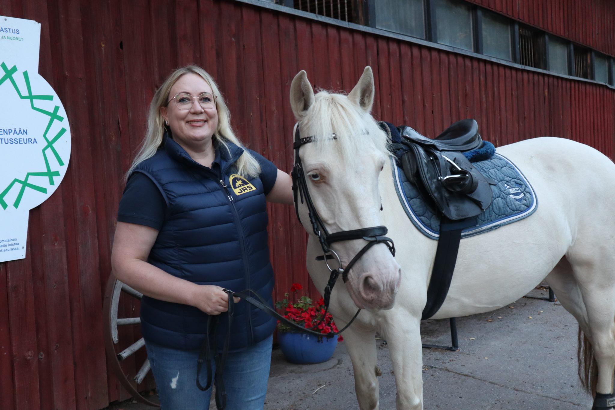 seurahenki-kannattelee-j-rvenp-n-ratsastusseuran-liiketoimintaa