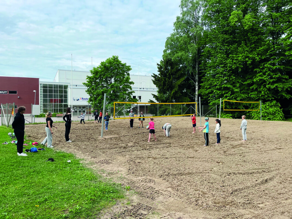 Lapsia beach volley -kentällä.
